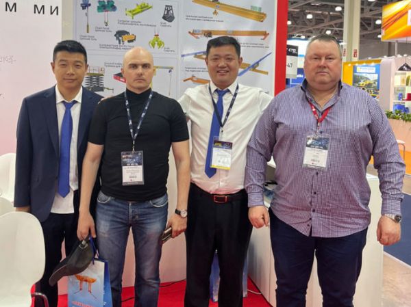 与国外友人合影